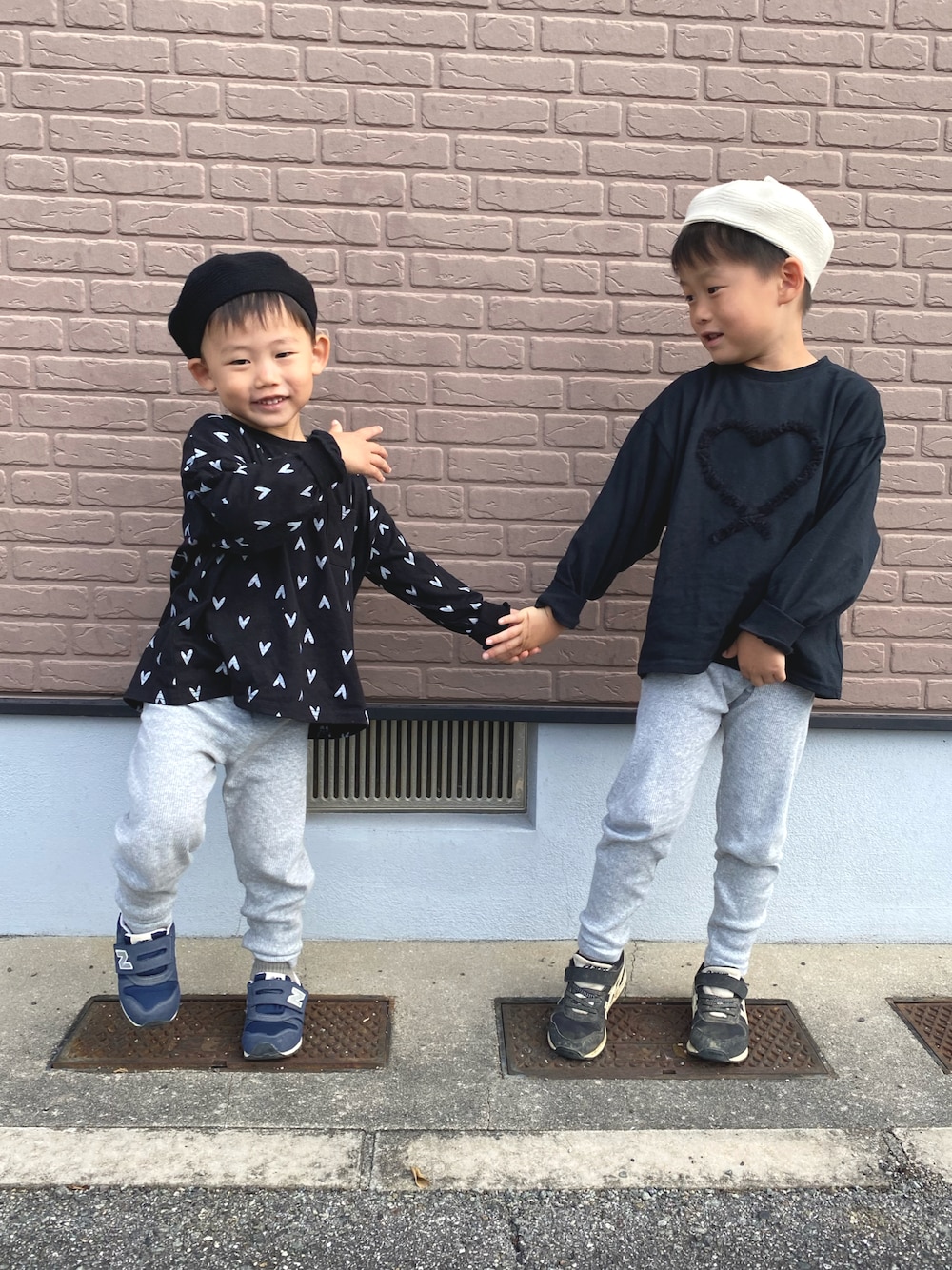 「ハート、ベレー帽、モノトーン、キッズコーデ、ハロウィン、秋コーデ」｜「pairmanonの異素材モチーフ ガールズ アソート 長袖Tシャツ（Tシャツ/カットソー、ブラック系）」を使った、tai_tenさん（キッズ・110cm）の秋コーディネートの1枚目の写真