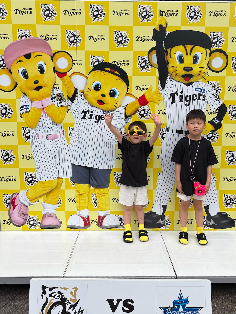 「阪神タイガース、野球観戦、虎コーデ、キッズコーデ」｜「devirockの綿100％ デビラボ BOXシルエット プリント半袖Tシャツ（Tシャツ/カットソー、ブラック系）」を使った、tai_tenさん（キッズ・120cm）の春コーディネートの1枚目の写真