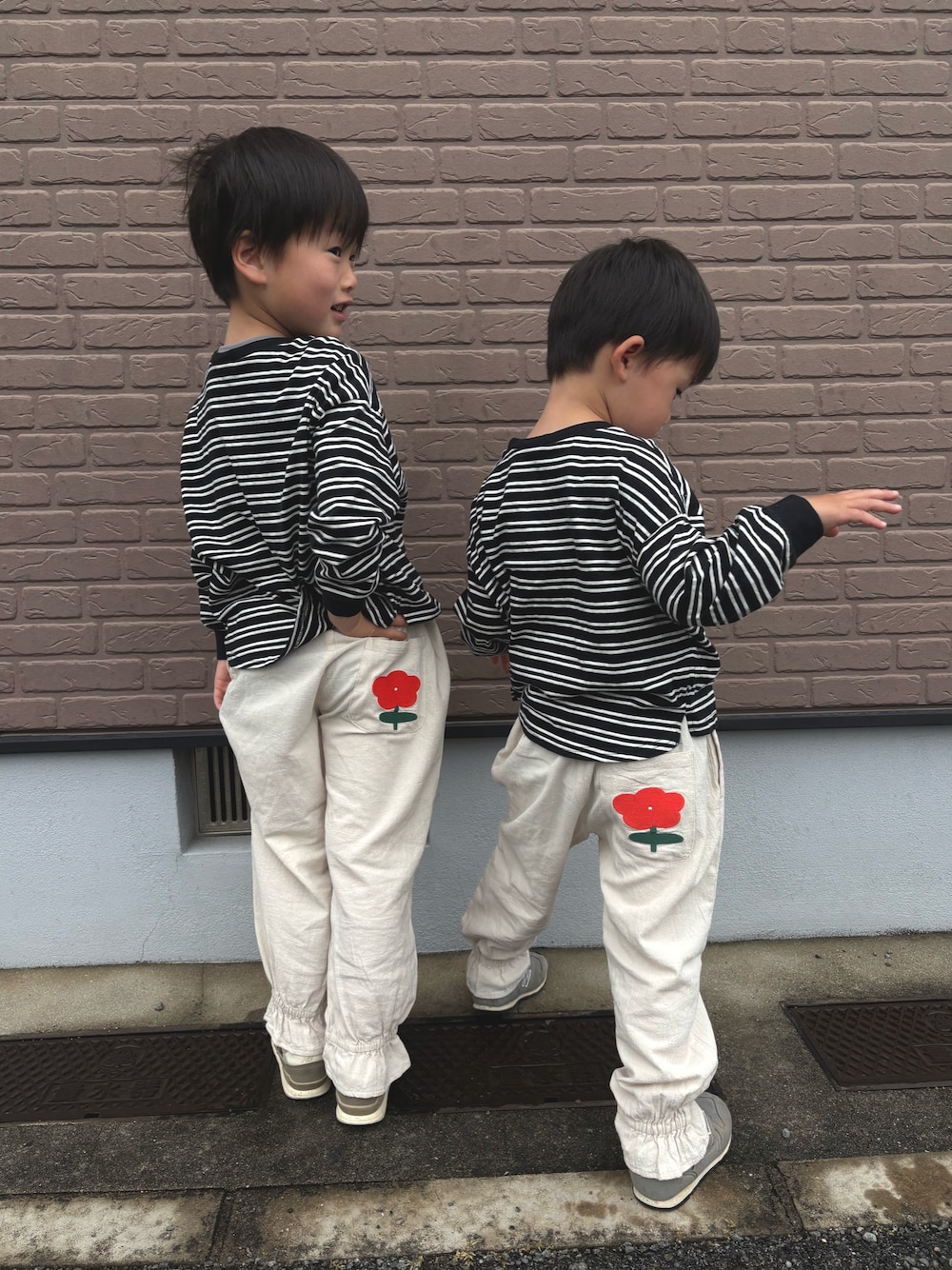 「BREEZEの【WEB限定】カラバリ無地・ボーダーTシャツ（Tシャツ/カットソー、ブラック系）」を使った、tai_tenさん（キッズ・120cm）の春コーディネートの1枚目の写真