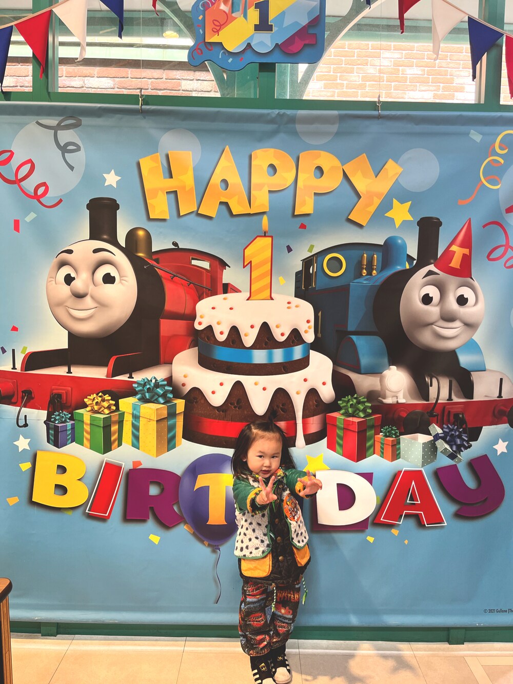 「女の子みたいな男の子、3歳、男の子、長髪男子、誕生日、トーマスランド」｜「HYSTERIC MINIのアイテム（オールインワン・サロペット、ブラック系）」を使った、M (boy)さん（キッズ・80cm）の春コーディネートの1枚目の写真