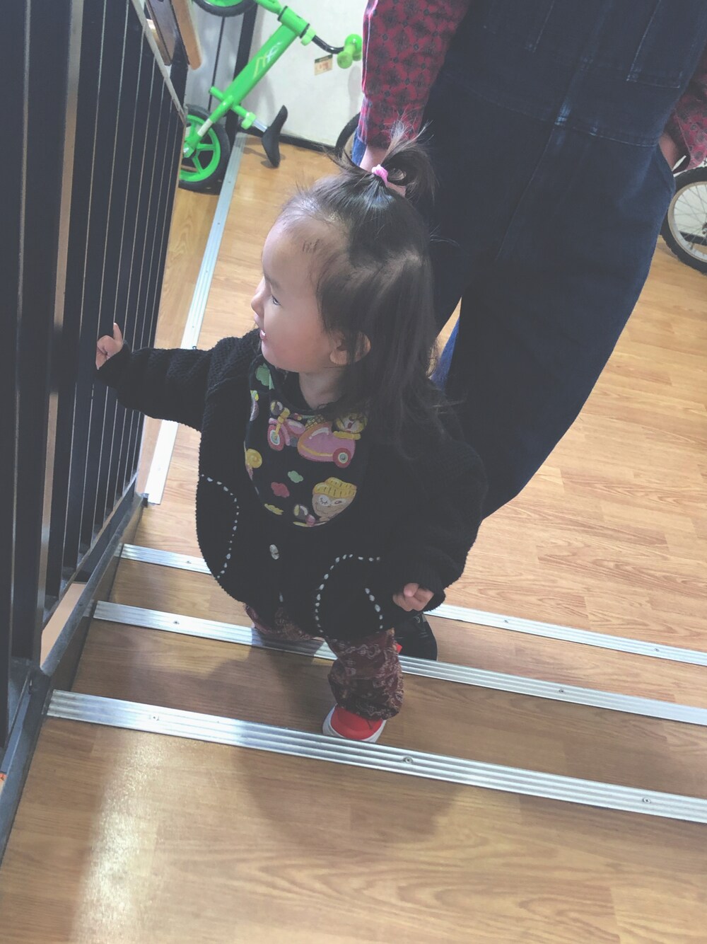 「男の子、女の子みたいな男の子、もうすぐ2歳」｜「HYSTERIC MINIのアイテム（スタイ/よだれかけ、ブラック系）」を使った、M (boy)さん（キッズ・80cm）の冬コーディネートの1枚目の写真
