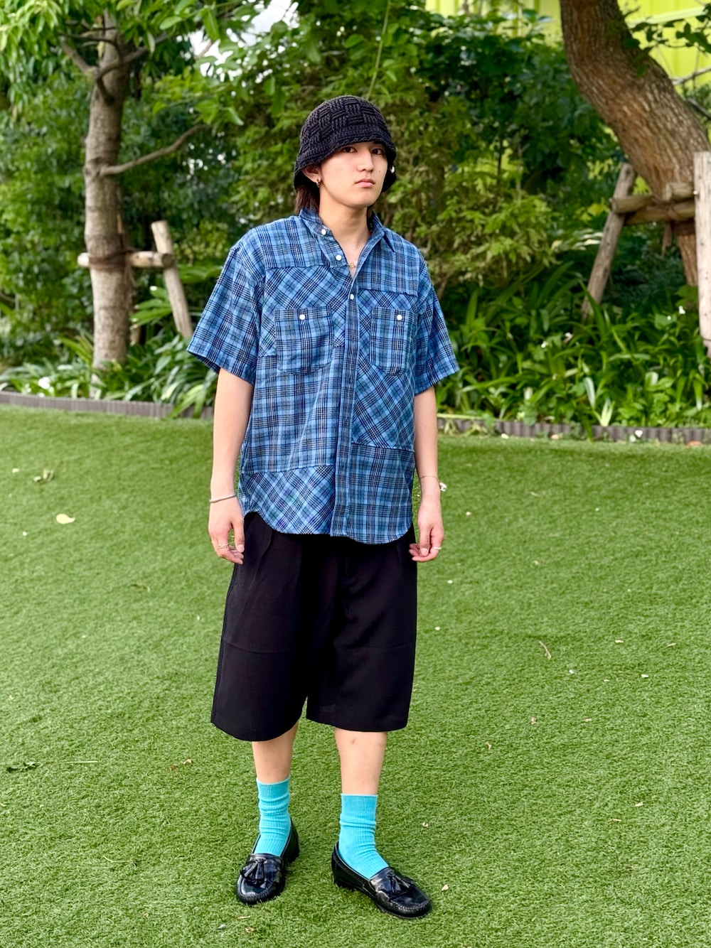 「青シャツ、ショーツ、ブルーコーデ、チェックシャツ、夏コーデ」｜「G.H.BASSのアイテム（ローファー、ブラック系）」を使った、Keisukeさん（メンズ・172cm）の夏コーディネートの1枚目の写真