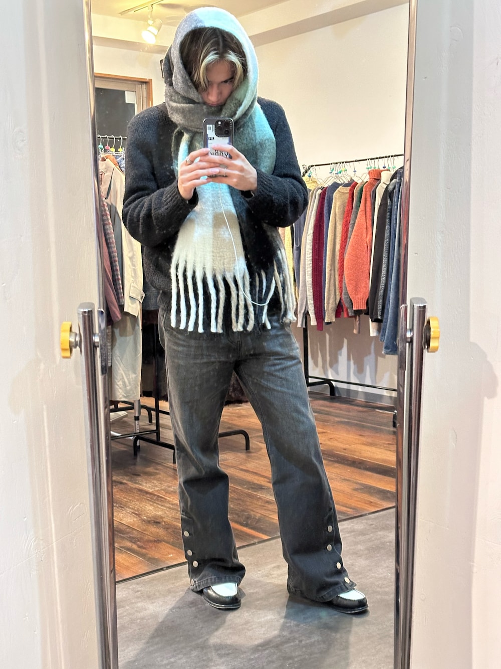 「HAREのアイテム（デニムパンツ、ブラック系）」を使った、Keisukeさん（メンズ・172cm）の冬コーディネートの1枚目の写真