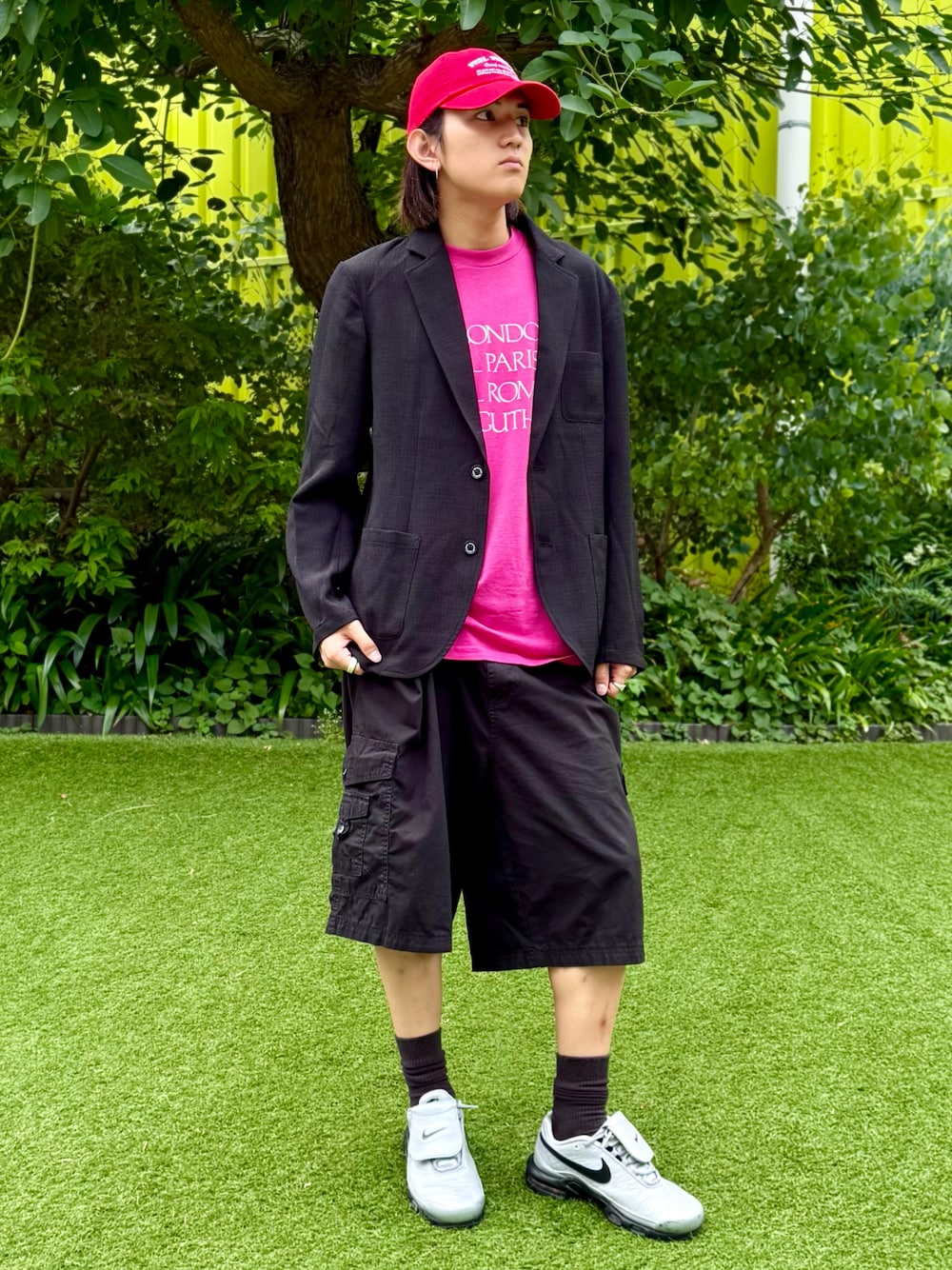 「ジャケット、赤キャップ、スニーカー、ナイキ、ショーツ、WEARタイアップ、夏ルックで気分アップ」｜「BEAMS HEARTのアイテム（キャップ、レッド系）」を使った、Keisukeさん（メンズ・172cm）の夏コーディネートの1枚目の写真