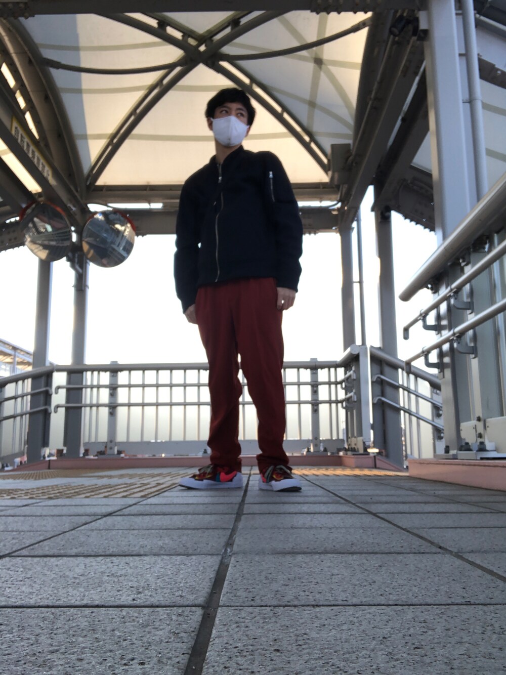 「おしゃれさんと繋がりたい、スニーカー好きと繋がりたい」｜「Sacaiのアイテム（スニーカー、オレンジ系）」を使った、イホリンさん（メンズ・160cm）の冬コーディネートの1枚目の写真