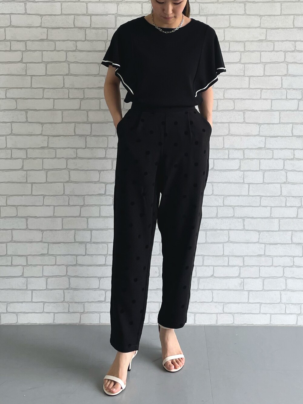 「aquagarageのドット柄テーパードパンツ レディース 春 夏 秋 S M MT L LL |アクアガレージ aquagarage（その他パンツ、ブラック系）」を使った、aquagarage_staffさん（レディース・151cm）の夏コーディネートの1枚目の写真