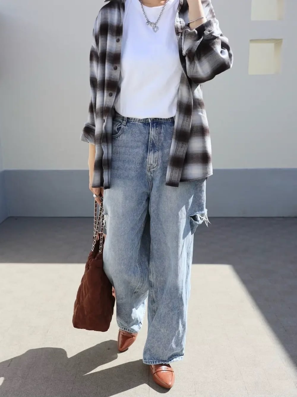 ベージュ系のパンプスを着用したレディースの秋コーディネートの1枚目の写真