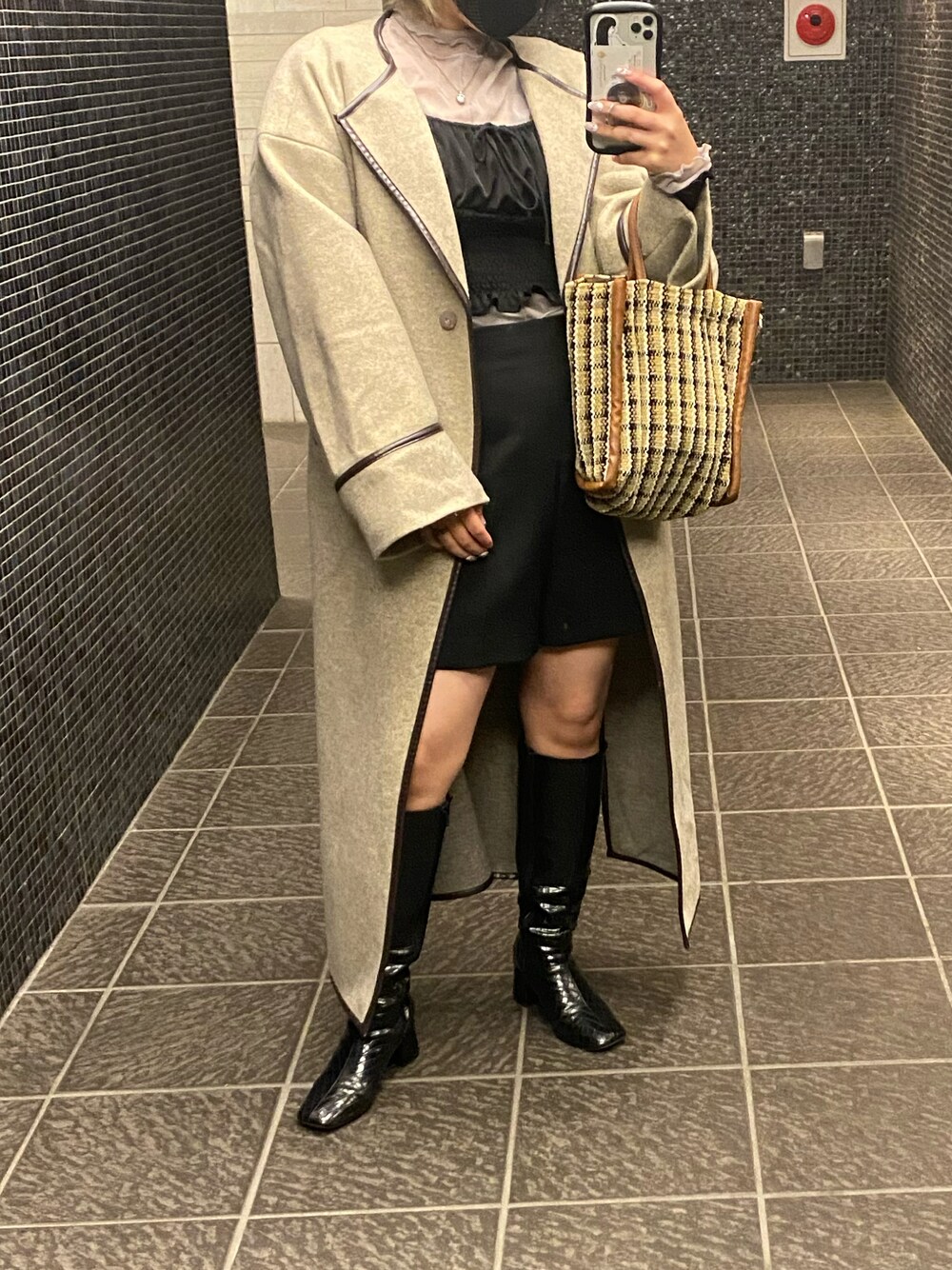 「コート、ロングコート、ブーツ、Kastane、who's who chico、GRL、ZARA」｜「GRLのシャーリングペプラムショートブラウス（シャツ/ブラウス、ブラック系）」を使った、ばたさん（レディース・151cm）の秋コーディネートの1枚目の写真