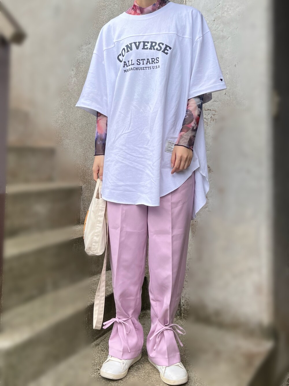 「秋のコーデ、おでかけコーデ、カジュアルガーリー、白Tシャツ、白スニーカー、白×ピンク、ラッキーカラーはピンク、ロゴT、ビッグシルエット、プチプラコーデ、スラックス、シアートップス、ビッグT、ヘアアレンジ、おそろいコーデ」｜「NEUNAのフロントリボンスラックスパンツ（スラックス、ピンク系）」を使った、na nさん（レディース・165cm）の秋コーディネートの1枚目の写真
