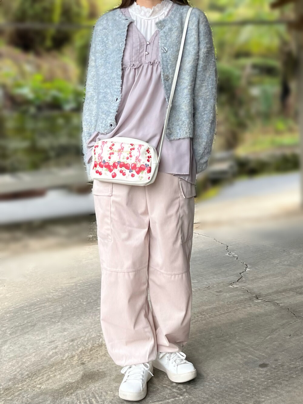 「春のおしゃ見えテクニック、春ファッション、春服、パステルカラー、春カラー、春コーデ、コーデュロイパンツ、レイヤードスタイル、ニットカーディガン、白スニーカー、ガーリーカジュアル、プチプラ、イチゴ柄、淡色コーデ、おでかけコーデ」｜「しまむらのアイテム（カーゴパンツ、ホワイト系）」を使った、na nさん（レディース・165cm）の春コーディネートの1枚目の写真