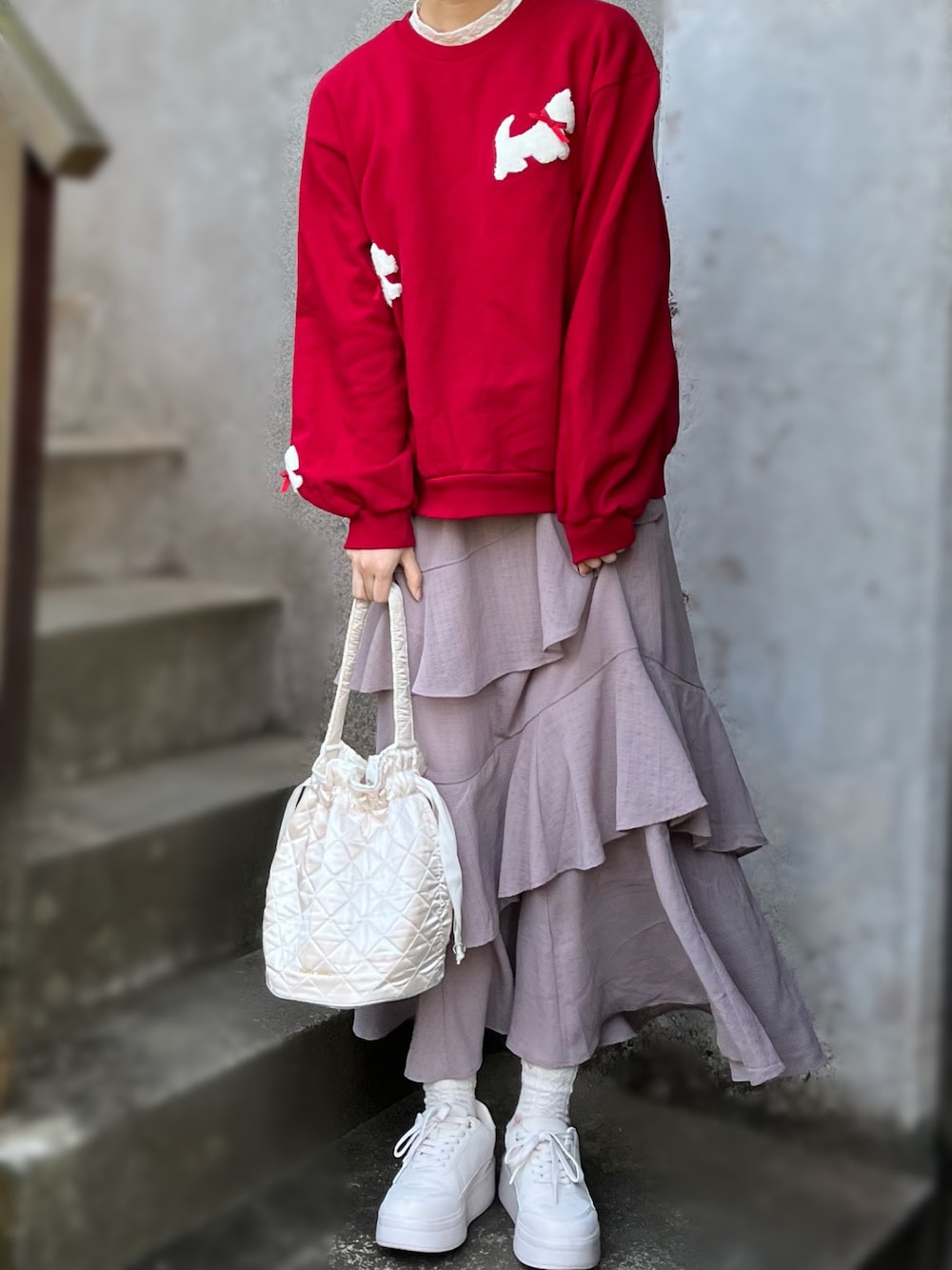 「春めき満開コーデ、スニーカー、カジュアルガーリー、春服みてみて、プチプラコーデ、グレージュ、トレーナー、厚底スニーカー、キルティングバッグ、フリル」｜「merry jennyのわんちゃんトレーナー（スウェット、レッド系）」を使った、na nさん（骨格ナチュラル・レディース・165cm）の春コーディネートの1枚目の写真