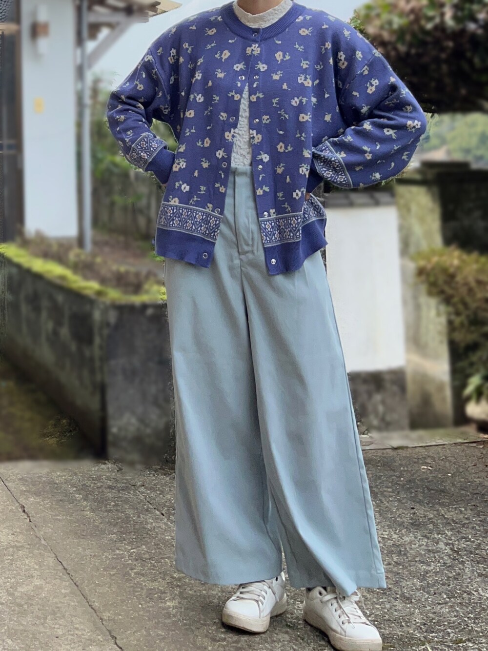 「春のNewスタイル、春服、春カラー、着回しコーデ、白スニーカー、花柄、カーディガン、レーストップス、ハイウエストパンツ、ワイドパンツ、レース、ナチュラルガーリー、プチプラ、ロイヤルブルー、寒色系」｜「Samansa Mos2の花柄ドットボタンカーディガン（カーディガン/ボレロ、ブルー系）」を使った、na nさん（レディース・165cm）の春コーディネートの1枚目の写真