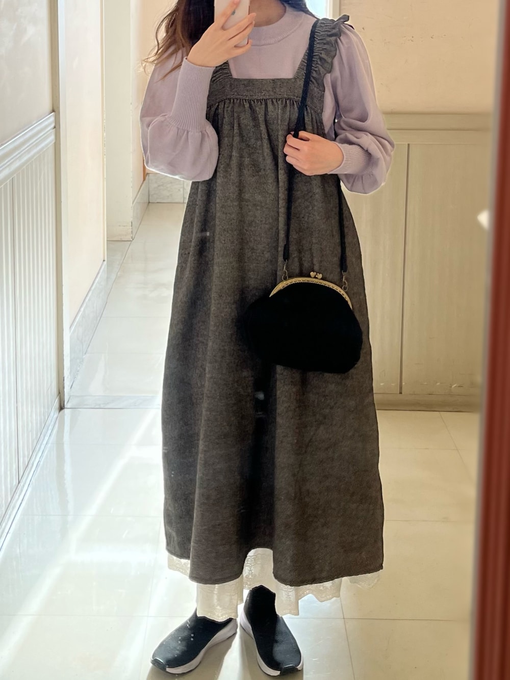 「冬コーデ、クリスマスに着たい服、マイベストコーデ2024、ラクチンコーデ、大人かわいい、フェミニンコーデ、ガーリー、がま口バッグ、薄手ニット、ラベンダー、スニーカーブーツ、ナチュラル」｜「Handmadeのアイテム（ショルダーバッグ、ブラック系）」を使った、na nさん（レディース・165cm）の冬コーディネートの1枚目の写真