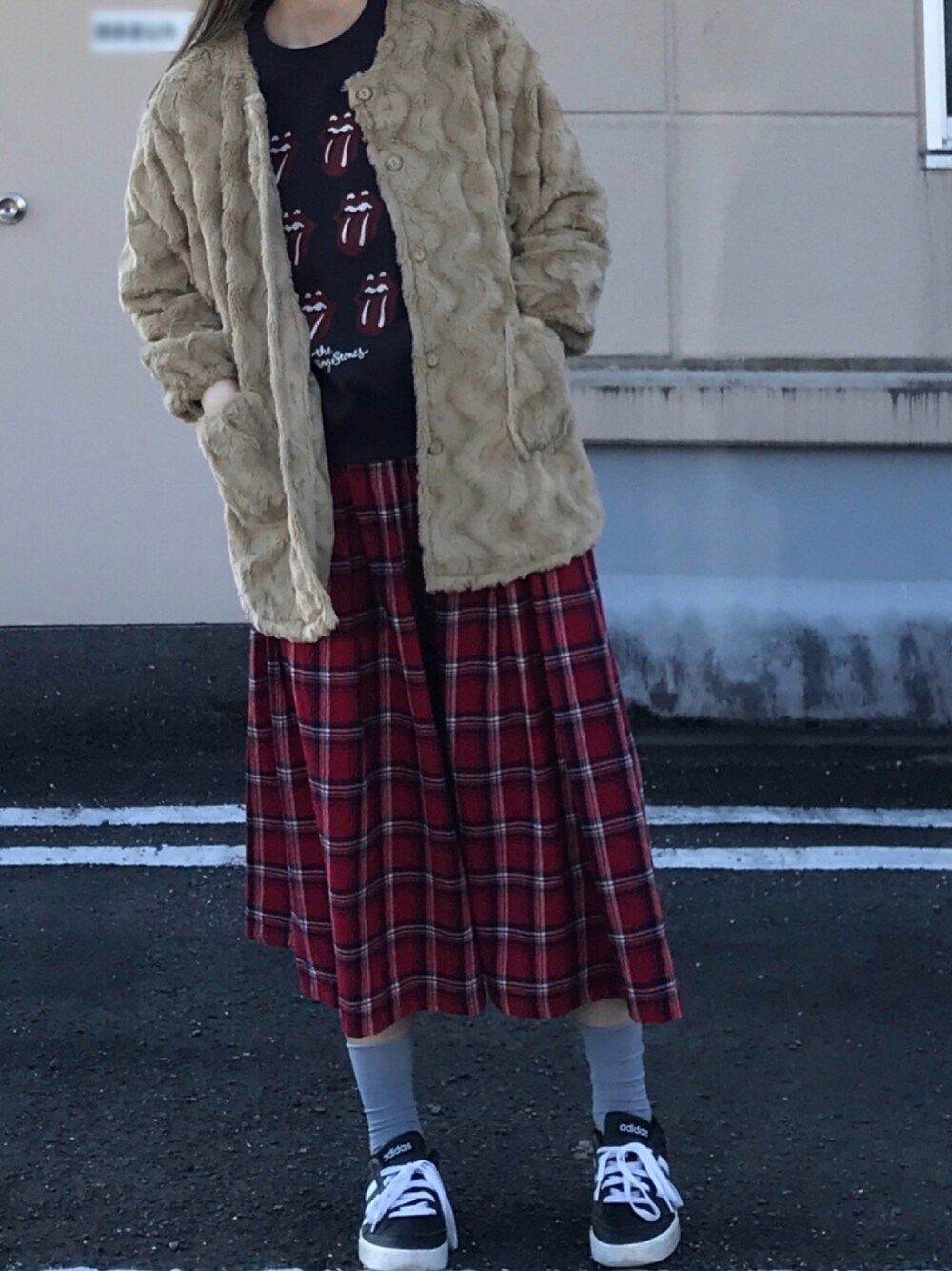 「tutuanna、ゆるコーデ、プチプラコーデ、赤チェック、ゆったりコーデ、大人カジュアル、裏起毛、トレーナー、スウェット、スニーカー、Rolling Stones、ローリングストーンズ、フェイクファー、ウスグレー、古着っぽコーデ」｜「Honeysのアイテム（スカート、レッド系）」を使った、na nさん（レディース・165cm）の冬コーディネートの1枚目の写真