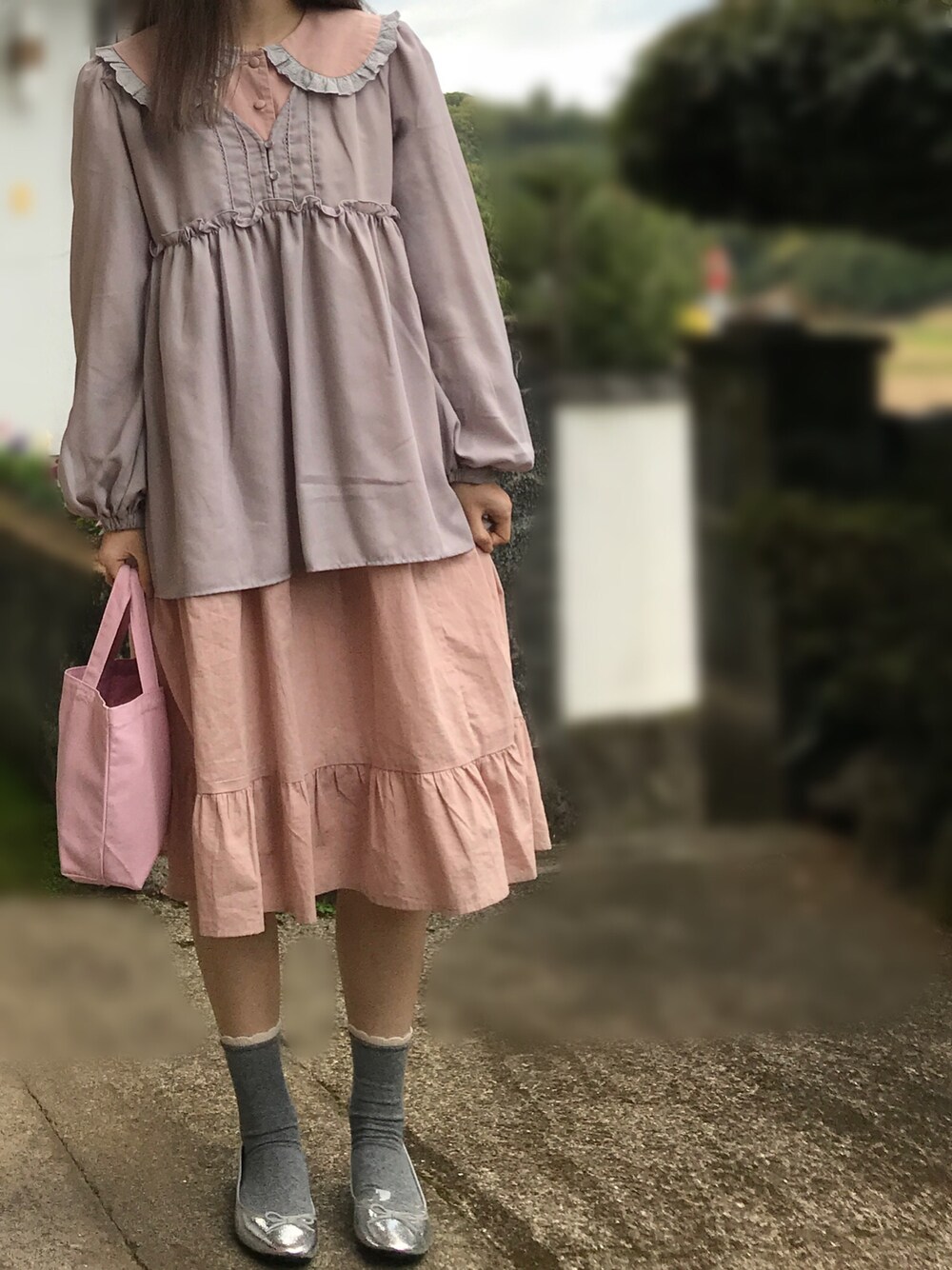 「秋コーデ、ゆるコーデ、オーバーサイズ、淡色コーデ、くすみカラー、バレエシューズ、重ね着、レイヤードスタイル、チュニック、ふりふり、プチプラ、ボリューム袖、ビッグカラー、きらきらシューズ、ミニトート」｜「GUのアイテム（シャツ/ブラウス、パープル系）」を使った、na nさん（レディース・165cm）の秋コーディネートの1枚目の写真