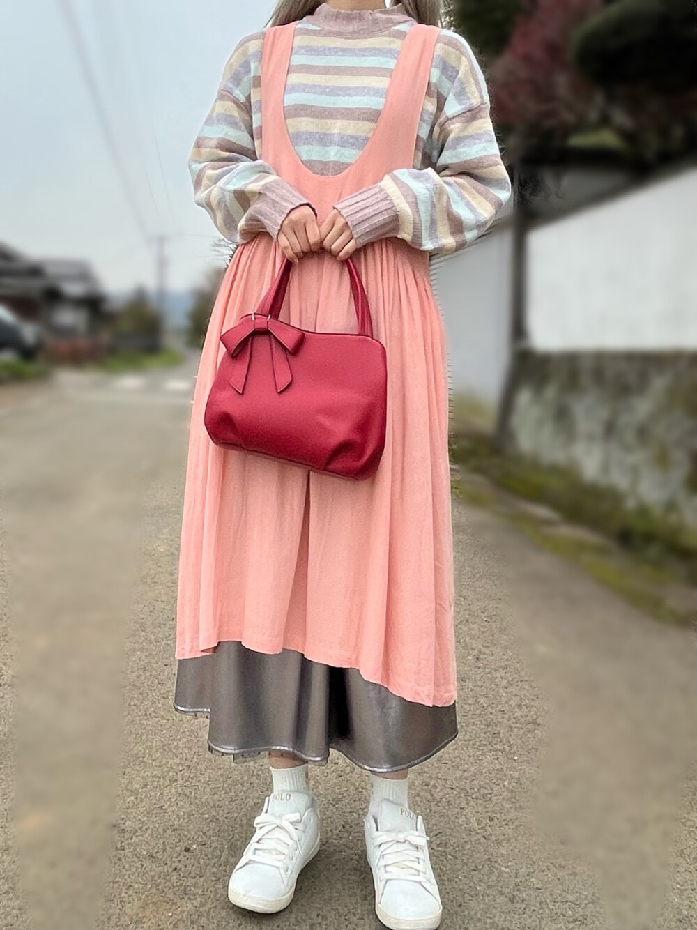 「春服コーデ、プチプラ、ゆったりコーデ、ゆるコーデ、SM2、春ニット、パステルカラー、くすみカラー、キラキラスカート、白スニーカー、春色、差し色(赤)、ジャンパースカート、ボーダー、古着MIX」｜「POLO RALPH LAURENの【POLO RALPH LAUREN(定番/BASIC)】QUINCY COURT RF100423/RF100424/RF100425（スニーカー、ホワイト系）」を使った、na nさん（レディース・165cm）の春コーディネートの1枚目の写真