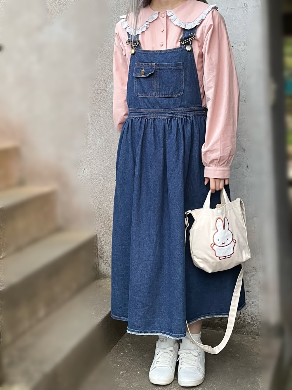 「春服デビュー宣言、春コーデ、デニム、白スニーカー、ビッグ襟、ワンピースonワンピース、くすみカラー、くすみピンク、ゆるコーデ、古着、ジャンパースカート、西松屋、ショルダーバッグ、ミッフィー、古着MIX」｜「西松屋のアイテム（ショルダーバッグ、ベージュ系）」を使った、na nさん（レディース・165cm）の春コーディネートの1枚目の写真