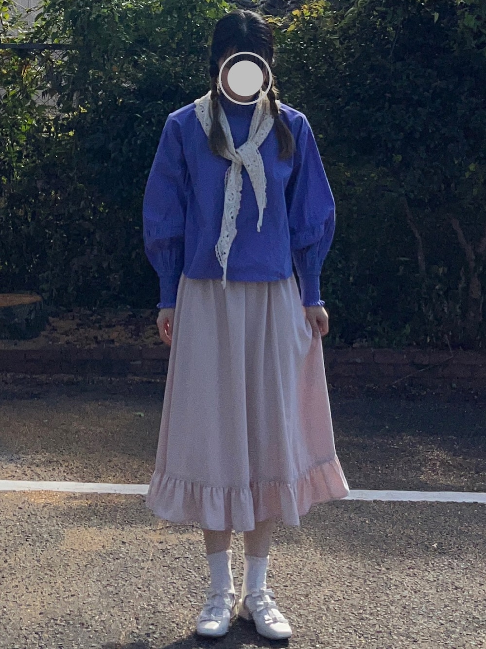 「秋服コーデ、大人かわいい、レトロガーリー、スカートスタイル、プチプラ、くすみカラー、3色コーデ、ガーリー、休日スタイル、カラーコーデ、アウトドアスタイル、ハイネック、マーメイドスカート、リボン、お嬢さんルック」｜「E hyphen world galleryのティアードロングスカート（スカート、ピンク系）」を使った、na nさん（レディース・165cm）の秋コーディネートの1枚目の写真