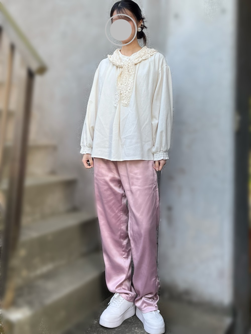 「春ファッション、サテンパンツ、厚底シューズ、パール、イヤーカフ、アイボリー×ピンク、レース」｜「MERLOTのサテンイージーパンツ3359（その他パンツ、ピンク系）」を使った、na nさん（骨格ナチュラル・レディース・165cm）の春コーディネートの1枚目の写真