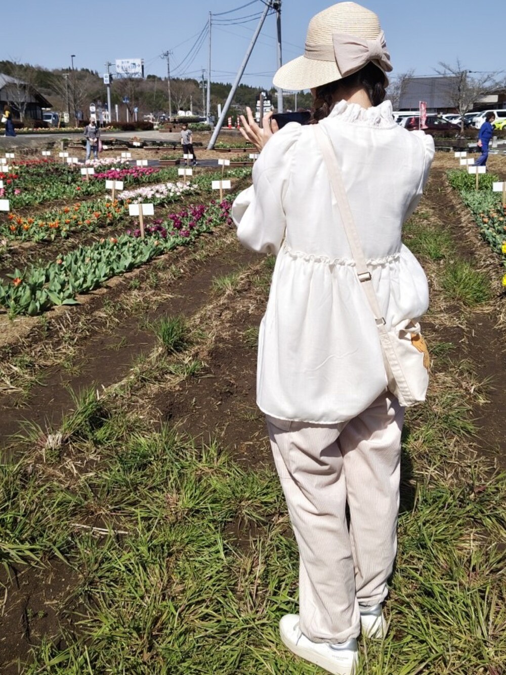 「春のNewスタイル、春服コーデ、お出かけコーデ、パステルカラー、プチプラコーデ、春カラー、レイヤードスタイル、スニーカー女子、白スニーカー、コーデュロイパンツ、カジュアルガーリー、淡色コーデ、ショルダーバッグ、お嬢さんルック、帽子」｜「パサールのアイテム（帽子、ベージュ系）」を使った、na nさん（レディース・165cm）の春コーディネートの1枚目の写真