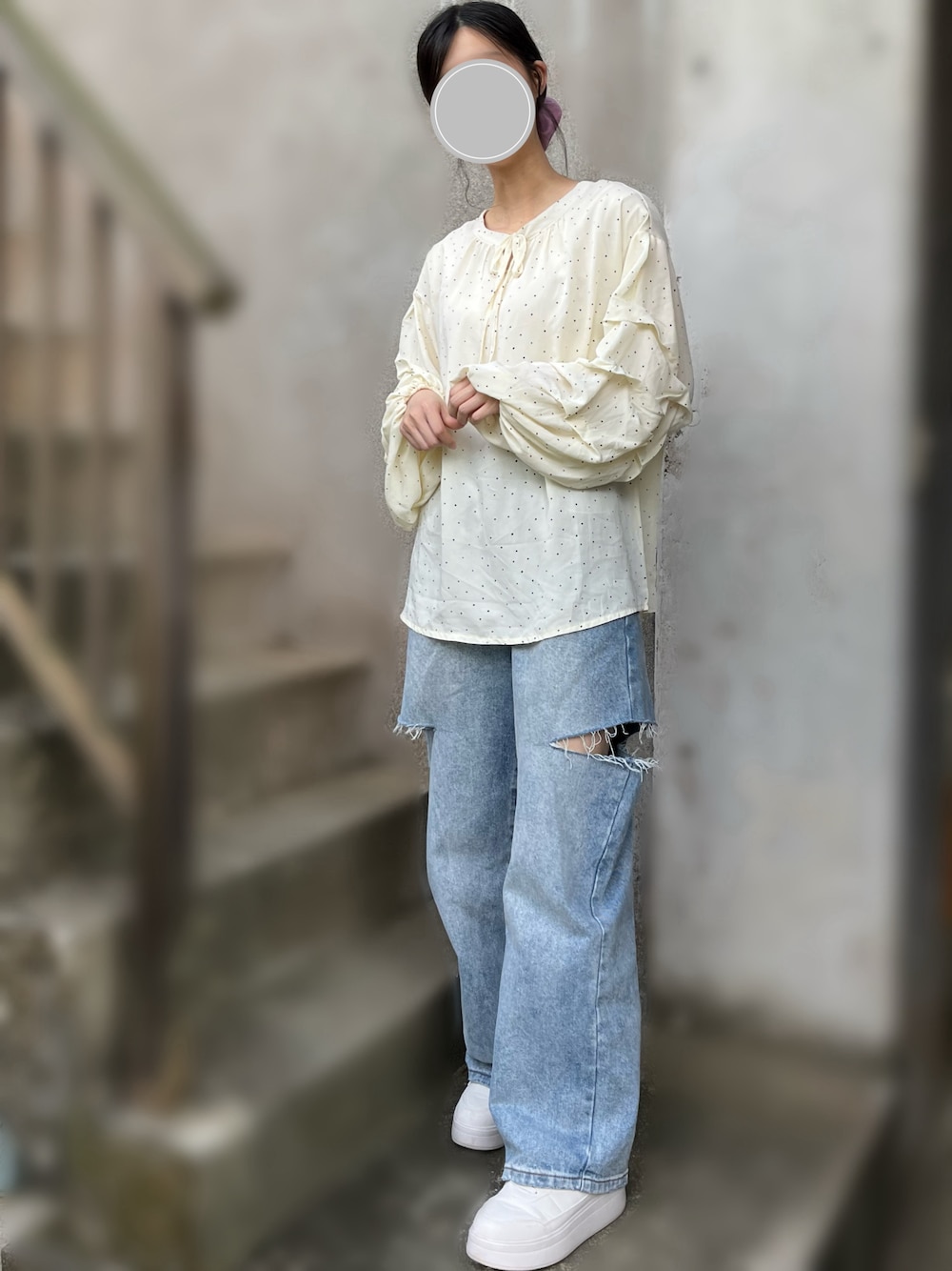 「最近のいい感じコーデ、大人かわいい、ラクチンコーデ、ドット、デニムパンツ、厚底シューズ、高身長女子、甘めカジュアル、ゆるコーデ、ダメージデニムパンツ」｜「MERLOTのアイテム（シャツ/ブラウス、ホワイト系）」を使った、na nさん（骨格ナチュラル・レディース・165cm）の春コーディネートの1枚目の写真