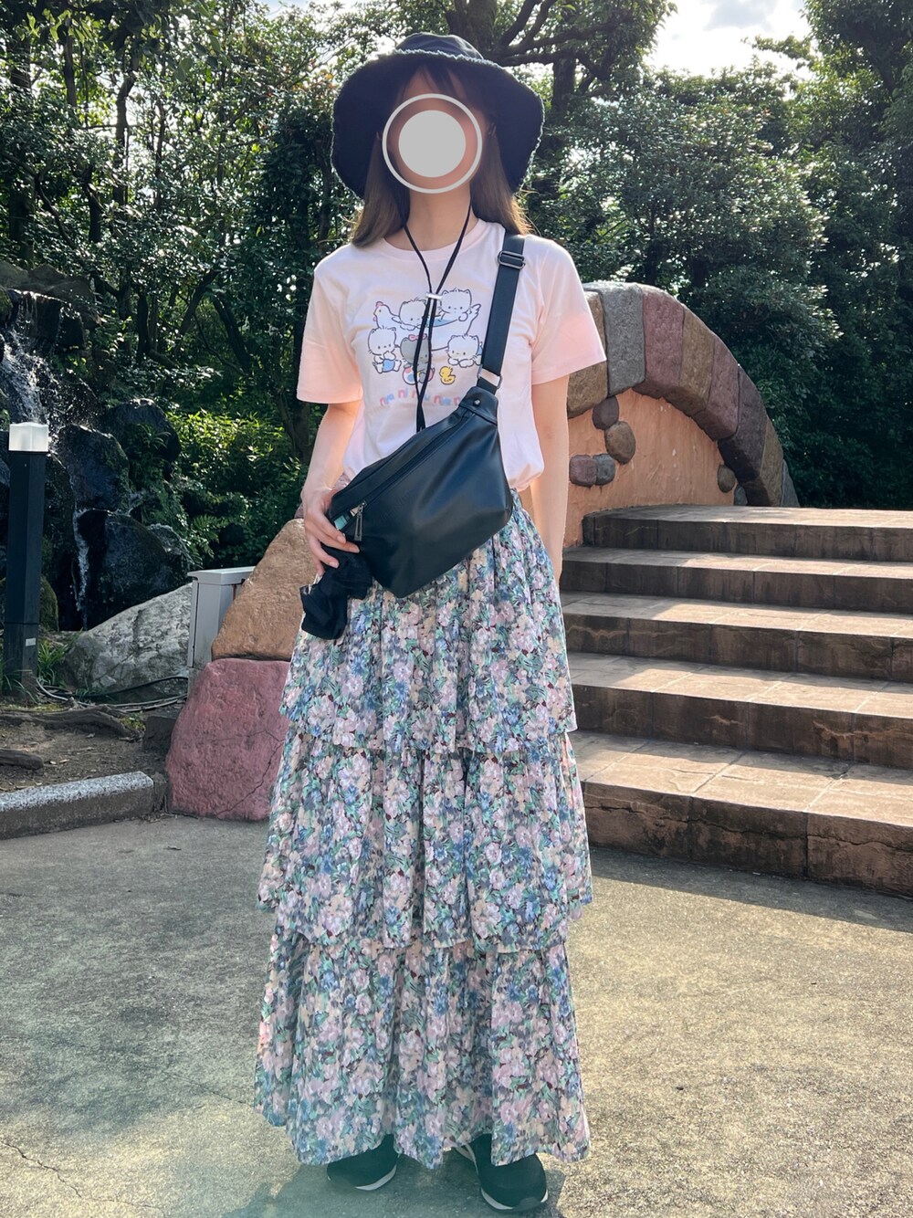 ピンク系のTシャツ/カットソー、ブラック系のボディバッグ/ウエストポーチ、ブルー系のスカートを着用したレディースの夏コーディネートの1枚目の写真