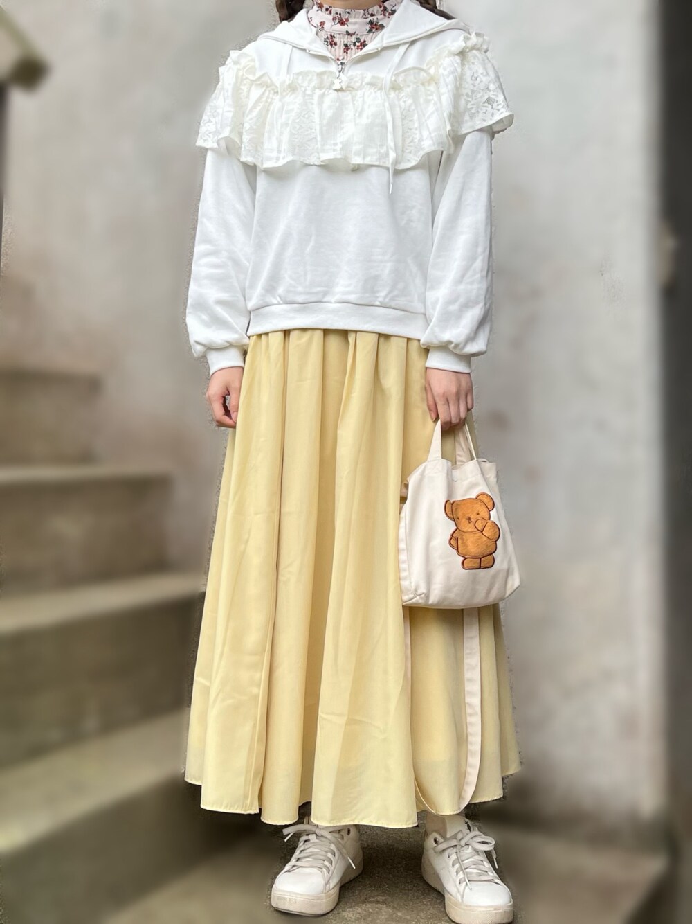 「カジュアルガーリー、白スニーカー、プチプラ、春ファッション、花柄、カラーコーデ、ロングスカート、大人ガーリー、大人かわいい、GU、フリルブラウス、トレーナー、春のNewスタイル、くすみカラー、淡色女子」｜「merry jennyのbearスライダーフリルフーディー（パーカー、ホワイト系）」を使った、na nさん（レディース・165cm）の春コーディネートの1枚目の写真