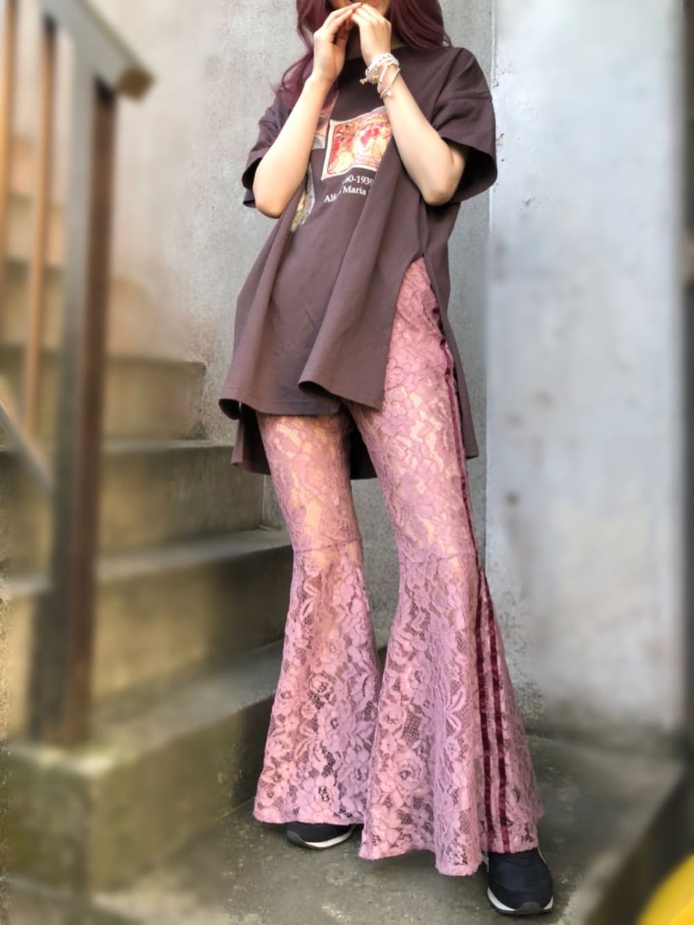 「秋カラー、秋コーデ、プチプラ、スリット、レースパンツ、裾フレア、セクシー、脚長効果、サイドスリット、ブラウン×カシス、スニーカー、ブレスレット、大人かわいい、重ね付け、じゃらつけ」｜「Right-onのアートプリントTシャツ(アルフォンス・ミュシャ)（Tシャツ/カットソー、ブラウン系）」を使った、na nさん（レディース・165cm）の秋コーディネートの1枚目の写真