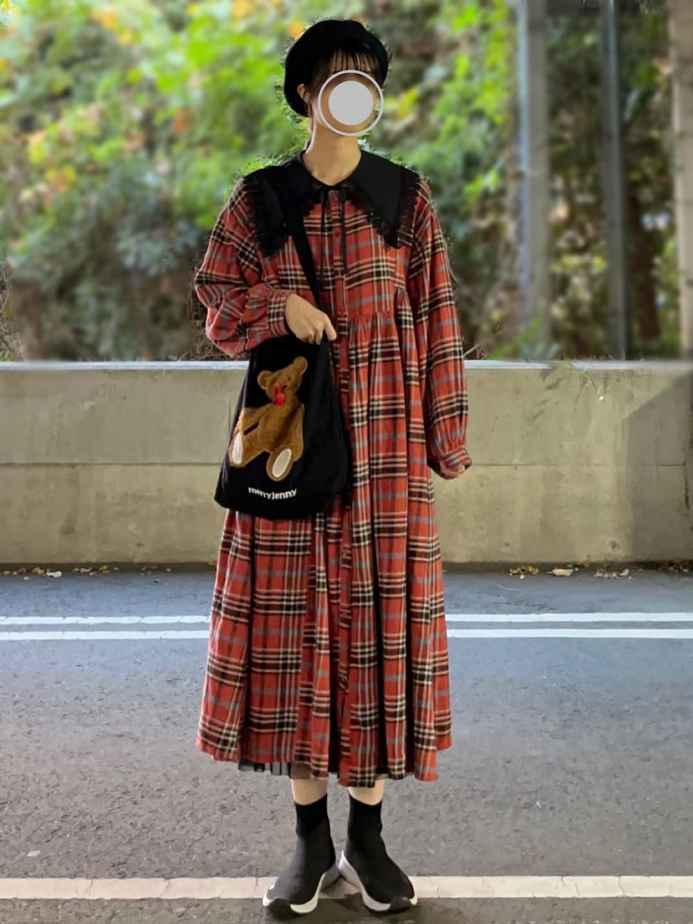「ファッションを楽しもう、お出かけコーデ、秋服、赤チェック、黒×赤、付録バッグ、付け襟、ベレー帽、秋コーデ、高身長女子、Ukay-Ukay、ワークマン、古着MIX、プチプラコーデ、2wayワンピース」｜「Samansa Mos2のコットンリネン前後着ワンピース（ワンピース、レッド系）」を使った、na nさん（レディース・165cm）の秋コーディネートの1枚目の写真