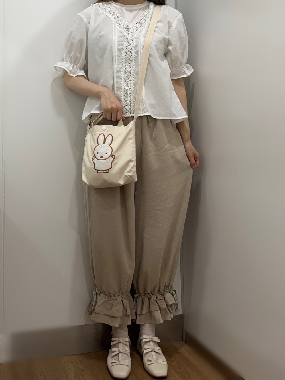 「しまむらコラボ、西松屋、ドロワーズ、プチプラ、淡色コーデ、ミッフィー、白×ベージュ、リボン、楽チンコーデ、サンダル、プチプラコーデ、ベージュ、秋先取りコーデ、ショルダーバッグ、ガーリー」｜「しまむらのアイテム（シューズ、ホワイト系）」を使った、na nさん（レディース・165cm）の夏コーディネートの1枚目の写真