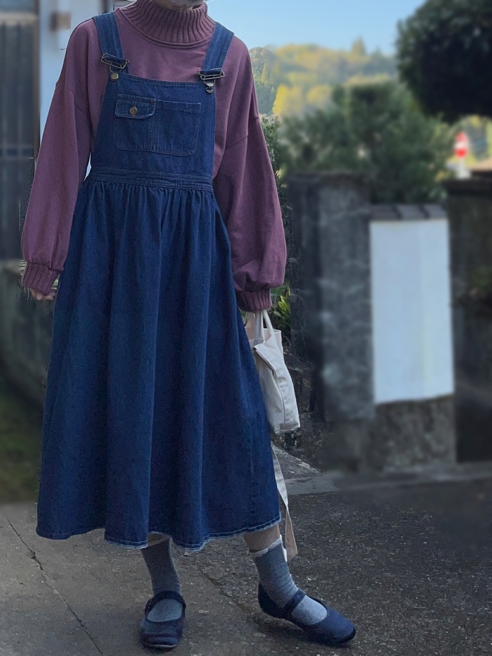 「秋コーデ、ゆるコーデ、プチプラコーデ、ショルダーバッグ、カジュアル、秋服コーデ、くすみカラー、くすみピンク、バレエシューズ、古着MIX、サロペットスカート、カジュアルガーリー、ゆったりコーデ、モックネック」｜「Coquetteのアイテム（サロペット/オーバーオール、ブルー系）」を使った、na nさん（レディース・165cm）の秋コーディネートの1枚目の写真