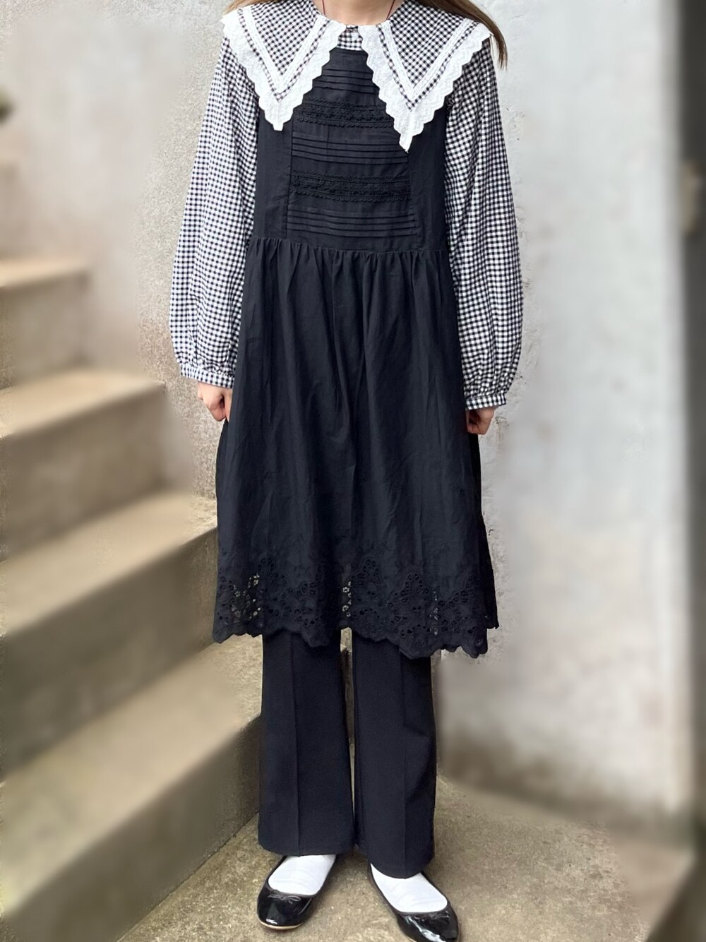 「レイヤードスタイル、プチプラ、パンツスタイル、モノトーンコーデ、ブラックガーリー、バレエシューズ、ギンガムチェック、ビッグカラー、クラシック、ワンピーススタイル、長袖スタイル、センタープレス、高身長コーデ」｜「no brandのアイテム（ジャンパースカート、ブラック系）」を使った、na nさん（レディース・165cm）の夏コーディネートの1枚目の写真