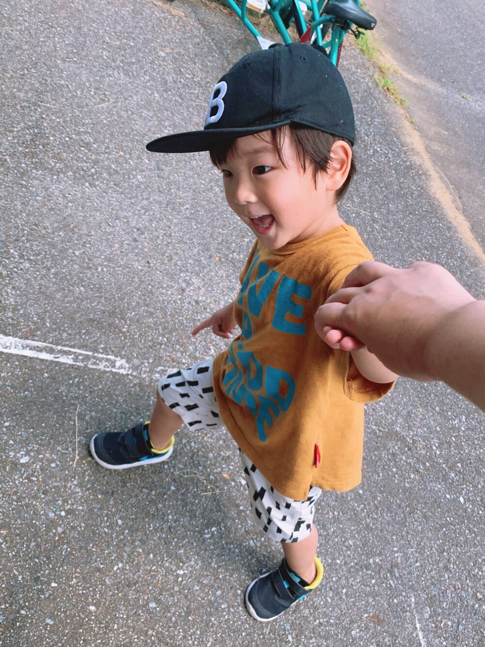 「秋服準備はじめました、男の子、カジュアル、おしゃれさんと繋がりたい」｜「OFFICIAL TEAMのBIG LOGO T-SHIRT（Tシャツ/カットソー、ブラウン系）」を使った、ぎんのすけとすずのすけさん（キッズ・110cm）の秋コーディネートの1枚目の写真