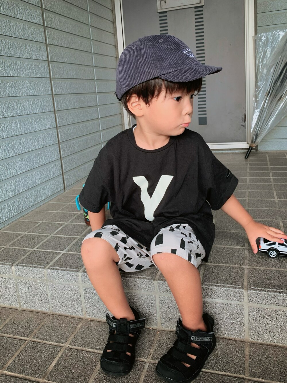「秋服準備はじめました、キッズコーデ、カジュアル、おしゃれさんと繋がりたい、キャップ」｜「b・ROOMのコーデュロイキャップ（キャップ、パープル系）」を使った、ぎんのすけとすずのすけさん（キッズ・110cm）の秋コーディネートの1枚目の写真