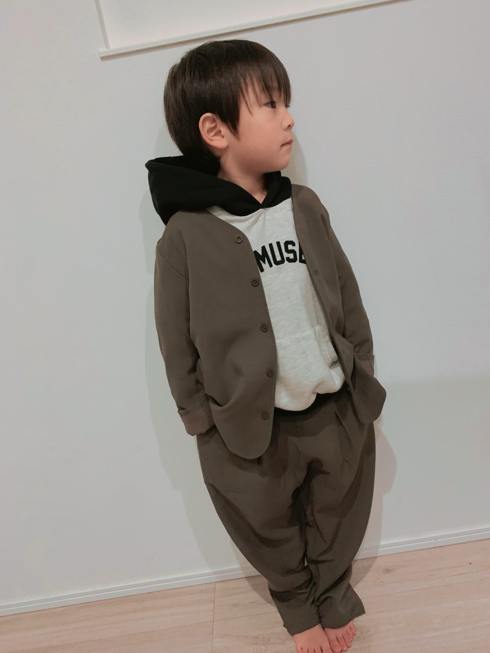 「パーカー、カジュアルコーデ、ジャケット、ジャケットスタイル、お出かけコーデ」｜「riziereのシングルノーカラージャケットセットアップ（スーツセット、ブラウン系）」を使った、ぎんのすけとすずのすけさん（キッズ・120cm）の春コーディネートの1枚目の写真