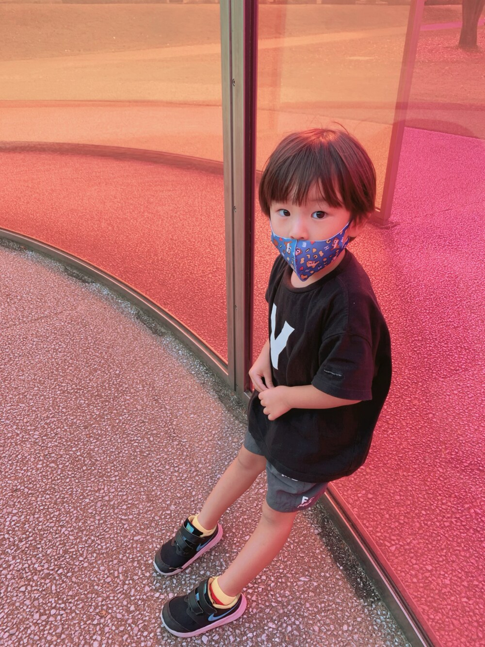 ブラック系のTシャツ/カットソー、グレー系のパンツ、ブラック系のスニーカーを着用したキッズの秋コーディネートの1枚目の写真