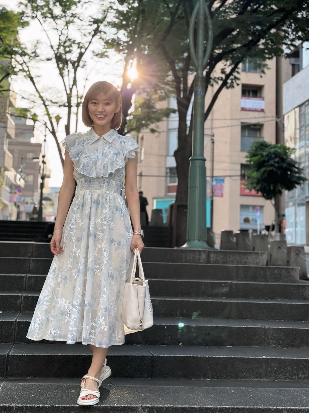 ブルー系のワンピース/ドレスを着用したレディースの春コーディネートの1枚目の写真