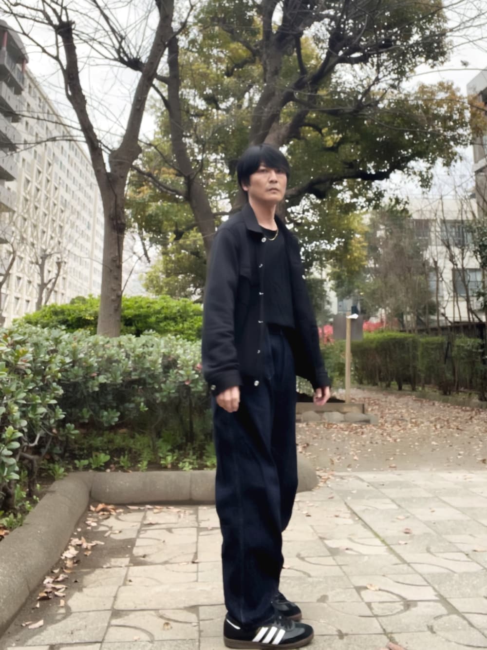 「スニーカー、adidas、アディダス、samba、COMOLI、コモリ、ulterior、COMME des GARCONS、TOMWOOD、シンプルコーデ、オトナカジュアル、フォロー返します、フォロバ、カジュアルコーデ」｜「COMOLIのアイテム（デニムパンツ、ブルー系）」を使った、YOSHIMAさん（メンズ・169cm）の春コーディネートの1枚目の写真