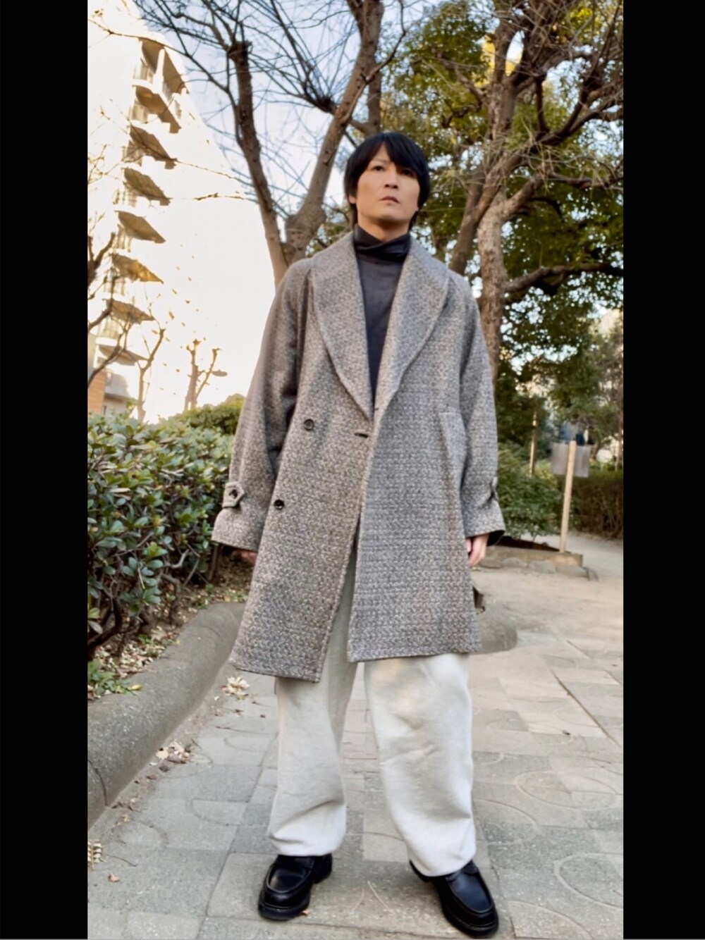 「レザーシューズ、レザー、ULTERIOR、COMOLI、コモリ、エディフィス、EDIFICE、スウェットパンツ、タートルネック、ツイード、へリンボーン、おしゃれさんと繋がりたい、フォローミー、フォロー返します、フォロバ」｜「ulteriorのアイテム（チェスターコート、グレー系）」を使った、YOSHIMAさん（メンズ・169cm）の冬コーディネートの1枚目の写真
