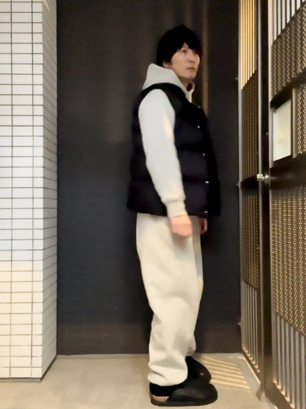 「COMOLI、コモリ、スウェット、スウェットパンツ、スウェットコーデ、ダウンベスト、Hender Scheme、おしゃれさんと繋がりたい、フォローミー、フォロー返します、フォロバ、ローファー、レザーサンダル」｜「COMOLIのコットン吊裏毛 パンツ（スウェットパンツ、グレー系）」を使った、YOSHIMAさん（メンズ・169cm）の冬コーディネートの1枚目の写真