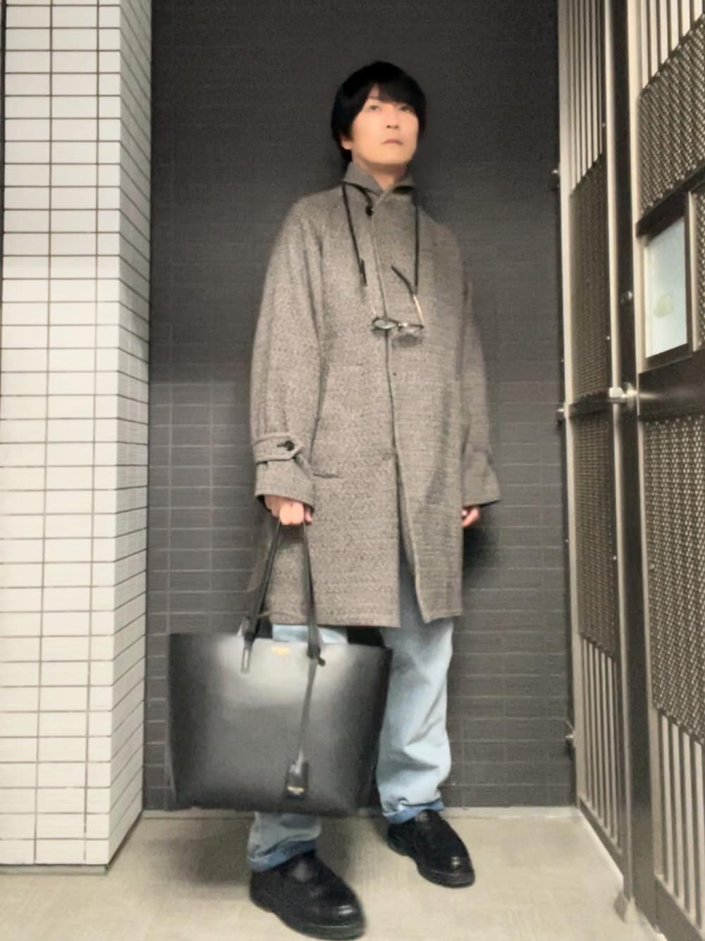 「おしゃれさんと繋がりたい、ULTERIOR、yleve、999.9、berwick1707、Saint Laurent、コート、へリンボーン、ツイード、冬を彩る色いろコーデ、フォローミー、フォロー返します、フォロバ、COMOLI、コモリ」｜「SAINT LAURENT PARISのアイテム（トートバッグ、ブラック系）」を使った、YOSHIMAさん（メンズ・169cm）の冬コーディネートの1枚目の写真