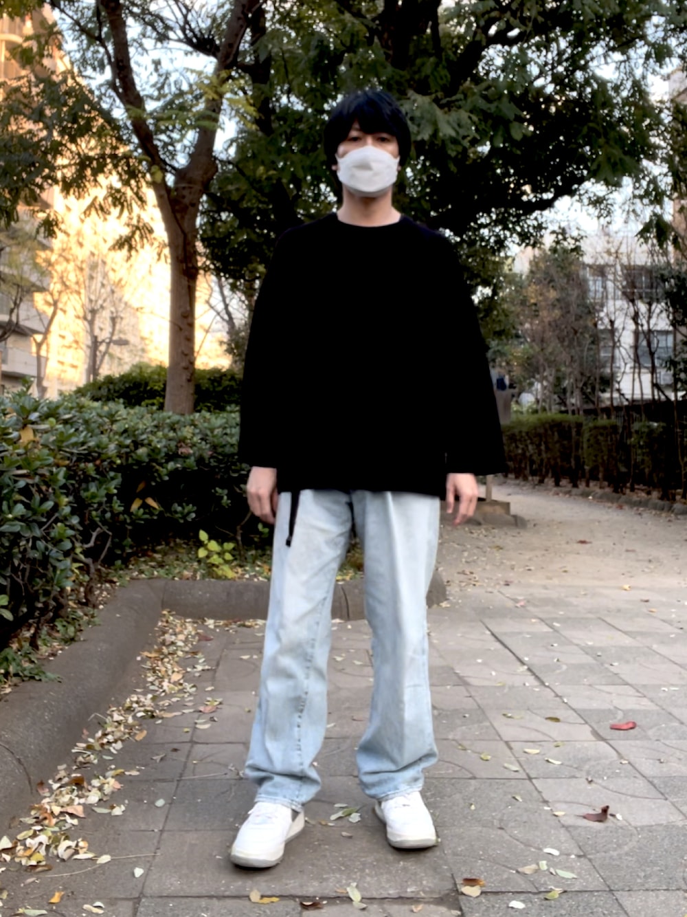 「COMOLI、コモリ、ブリーチデニム、フットボールTシャツ、エアフォースワン、NIKE、NIKE AIR FORCE、ナイキ、COMME des GARCONS、コムデギャルソン、COMME des GARCONS HOMME PLUS、お洒落さんとつながりたい、ゆるコーデ、新星WEARISTAにエントリー、ストリート」｜「COMOLIのアイテム（ニット/セーター、ブラック系）」を使った、YOSHIMAさん（メンズ・169cm）の冬コーディネートの1枚目の写真