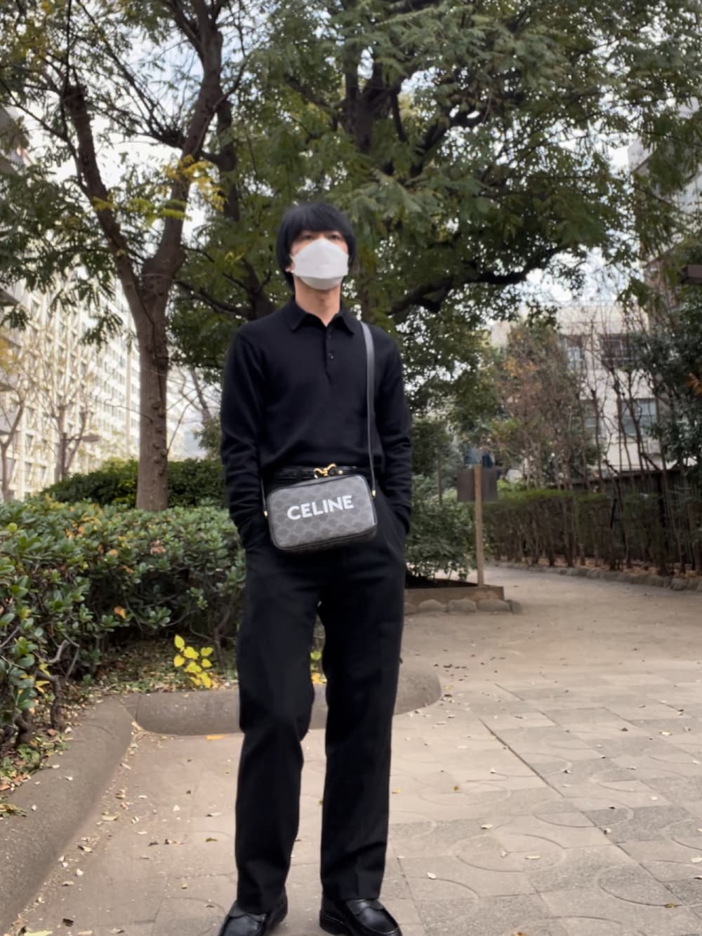 「ミニバッグ、メンズファッション、大人カジュアル、セリーヌ、CELINE、crimie、berwick1707、バーウィック、クライミー、ユニクロ、ワイドパンツ、おしゃれさんと繋がりたい、スティーブンアラン、タックイン、UNIQLO」｜「CRIMIEのMERINO WOOL KNIT LONG SLEEVE POLO（ニット/セーター、ブラック系）」を使った、YOSHIMAさん（メンズ・169cm）の冬コーディネートの1枚目の写真