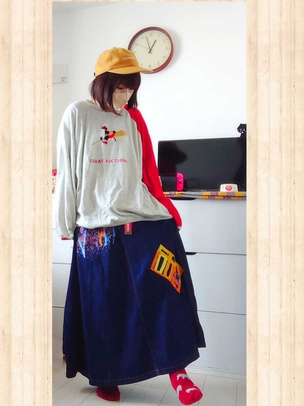 グレー系のTシャツ/カットソー、ブルー系のジャンパースカート、レッド系のソックス/靴下を着用したレディースの春コーディネートの1枚目の写真