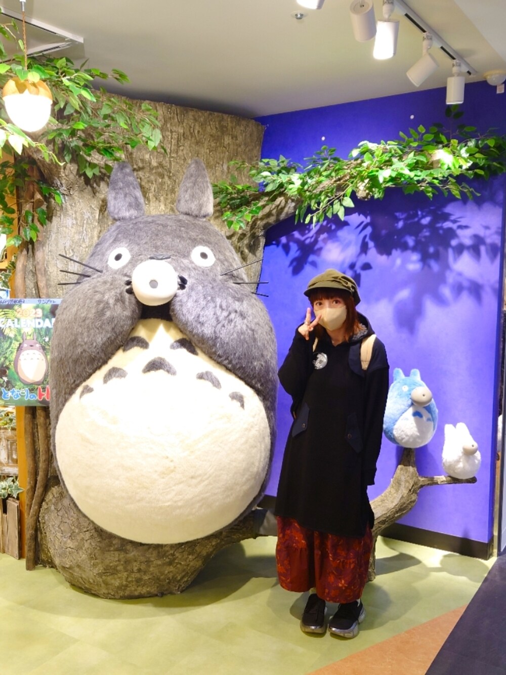 レッド系のその他パンツ、ブラック系のワンピース、ブラック系のスニーカーを着用したレディースの秋コーディネートの1枚目の写真