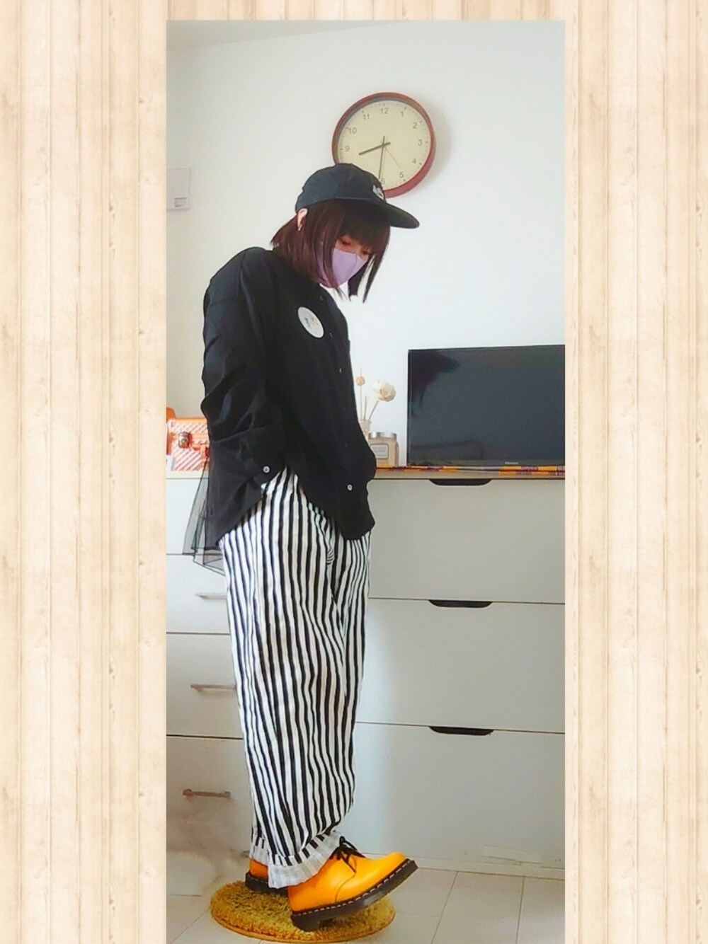 ブラック系のシャツ/ブラウス、ブラック系のその他パンツ、イエロー系のドレスシューズを着用したレディースの春コーディネートの1枚目の写真