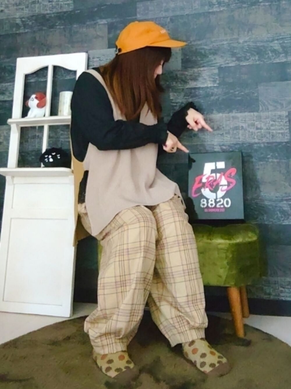 ベージュ系のその他パンツ、ベージュ系のベスト、ブラック系のシャツ/ブラウスを着用したレディースの秋コーディネートの1枚目の写真