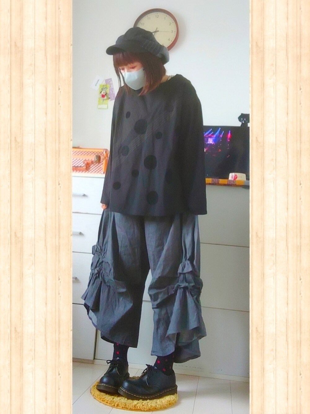 ブラック系のシャツ/ブラウス、ブラック系のブーツ、ブラック系のデニムパンツを着用したレディースの春コーディネートの1枚目の写真