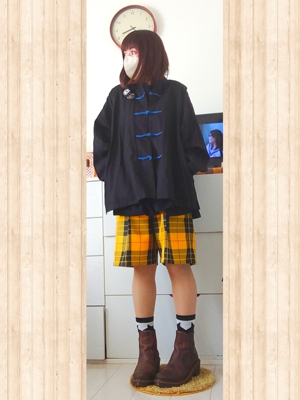 ブラック系のTシャツ/カットソー、ブラック系のシャツ/ブラウス、イエロー系のその他パンツを着用したレディースの秋コーディネートの1枚目の写真