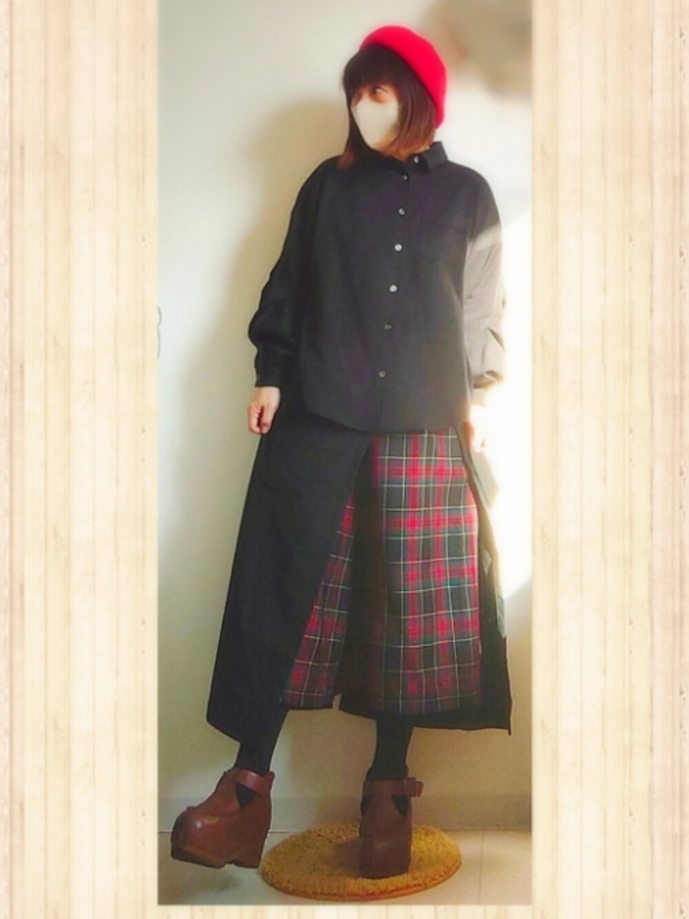 グレー系のその他パンツ、ブラウン系のスニーカー、ブラック系のシャツ/ブラウスを着用したレディースの秋コーディネートの1枚目の写真